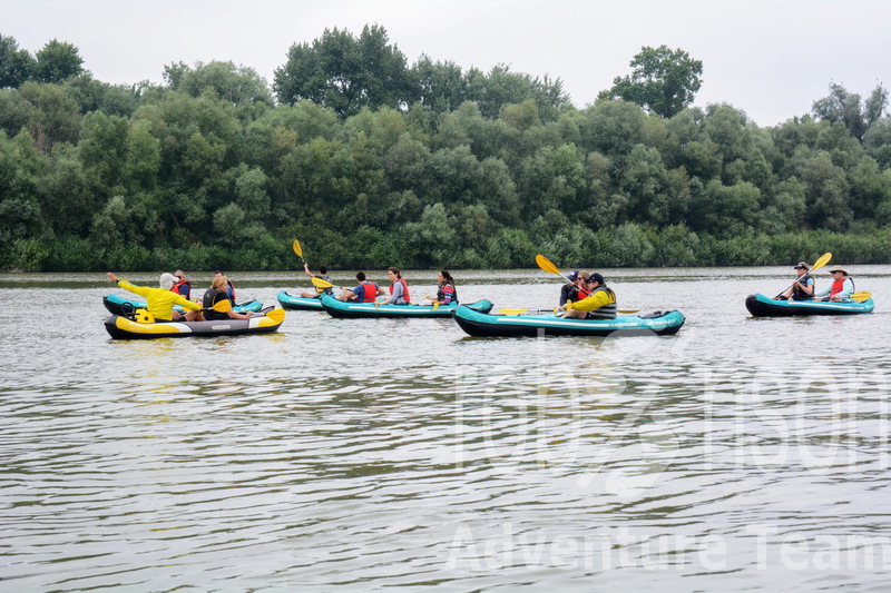 1224-kayak-bg-a-resize.jpg