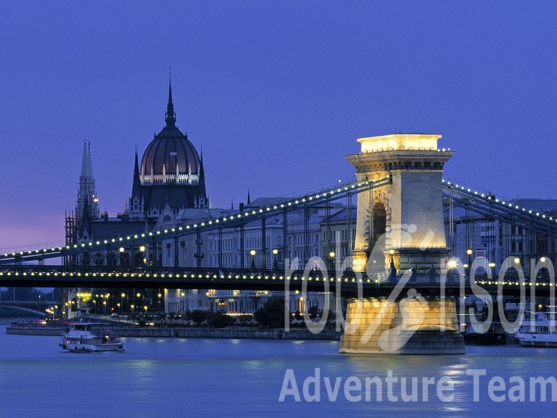 563-chain-bridge-budapest-hungary-1600x1200.jpg