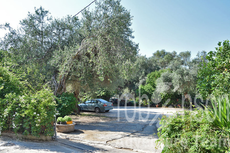 Vila Emerald parking